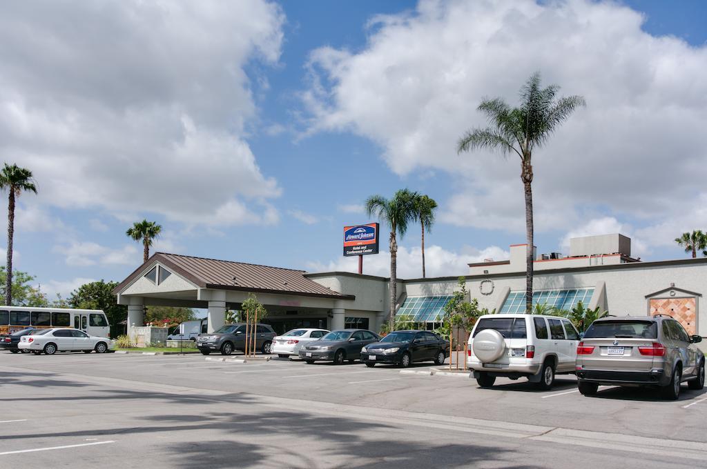 Howard Johnson By Wyndham Fullerton/Anaheim Conference Cntr מראה חיצוני תמונה