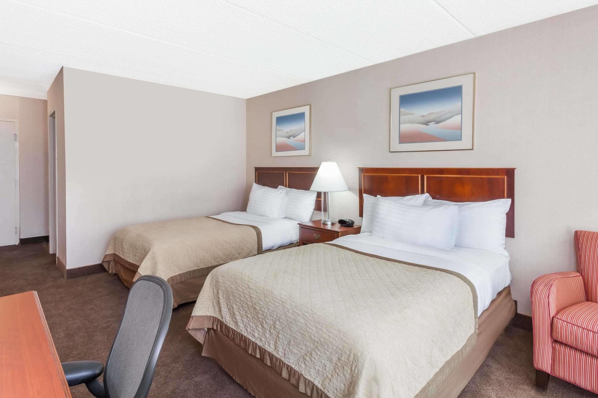 Howard Johnson By Wyndham Fullerton/Anaheim Conference Cntr מראה חיצוני תמונה