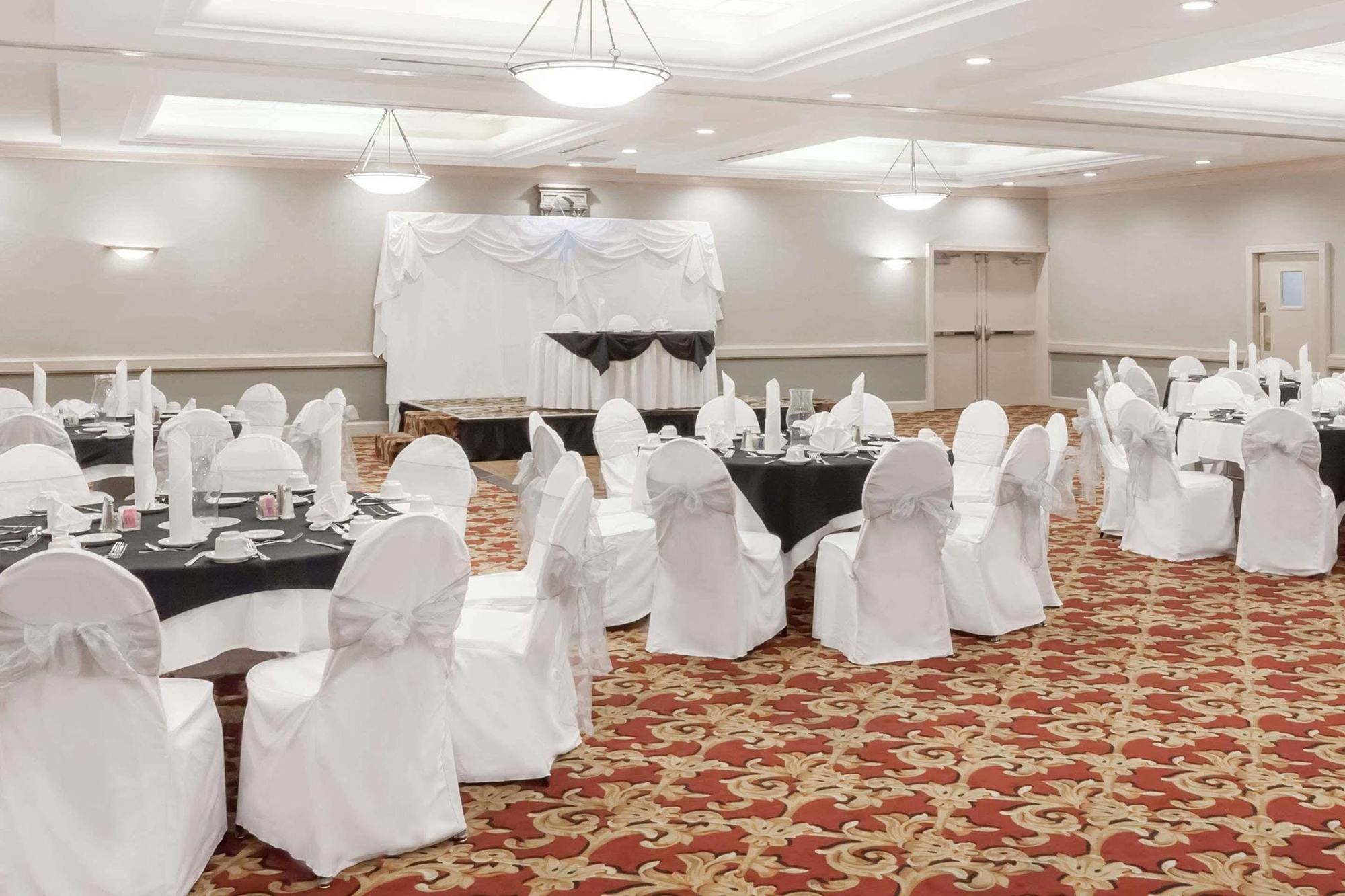Howard Johnson By Wyndham Fullerton/Anaheim Conference Cntr מראה חיצוני תמונה
